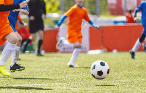 At the youth soccer match, children in orange uniforms and children in blue uniforms are running fast.（少年足球赛上，穿橙色球服孩子和穿蓝色球服的孩子在快速奔跑。(800)（小图使用版）.jpg